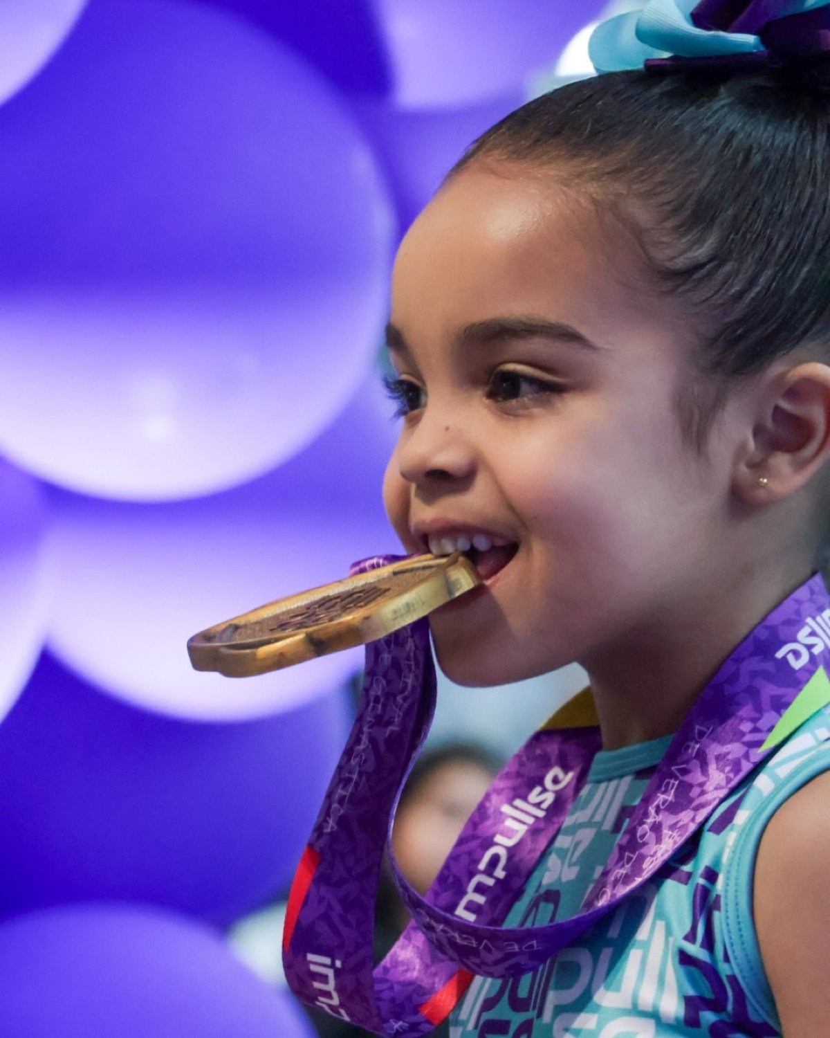 Atleta da Impullse comemorando a medalha